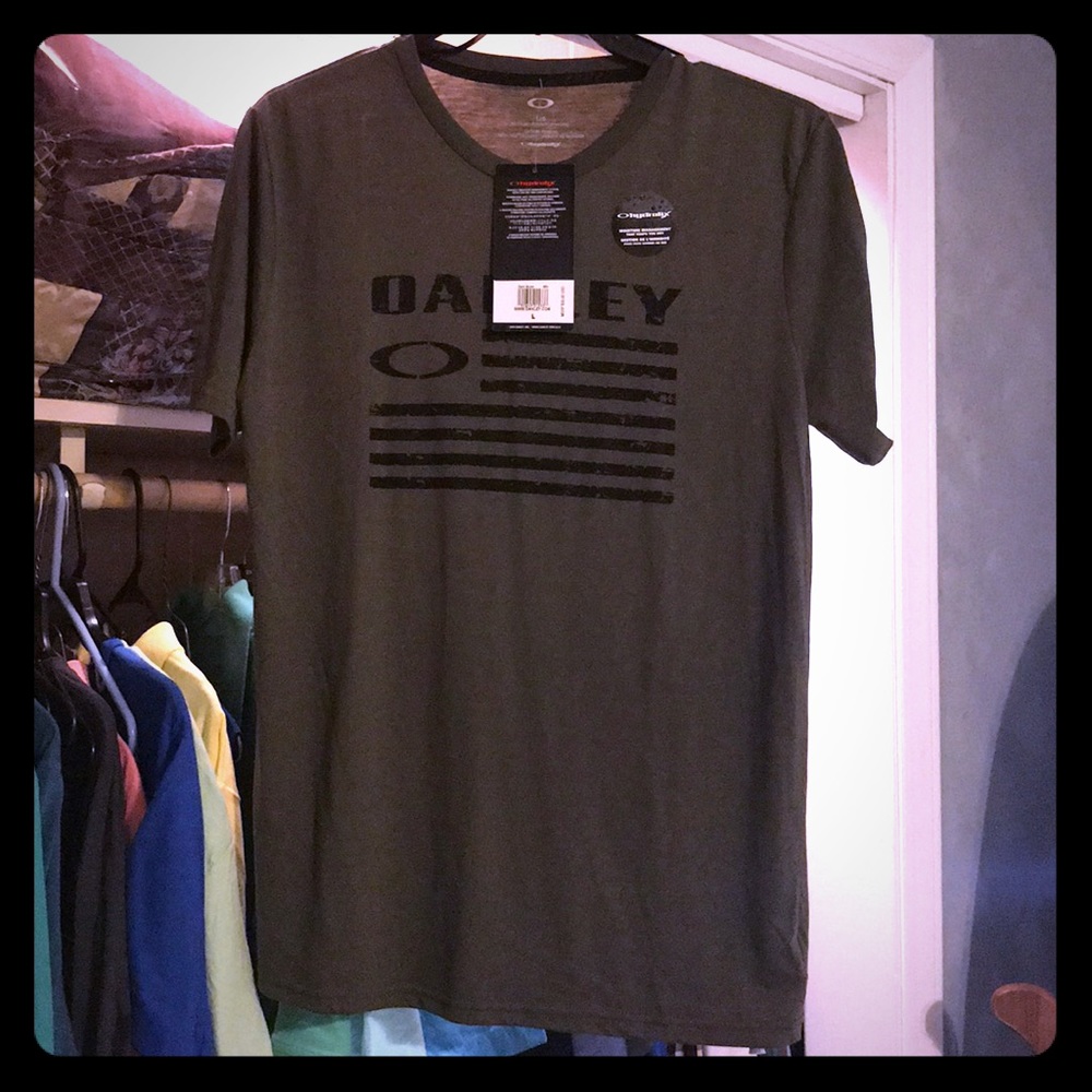 NWT Oakley Shirt